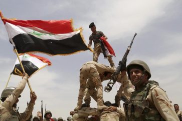 Iraqi army soldiers celebrate during a training mission outside Baghdad, Iraq (archive)