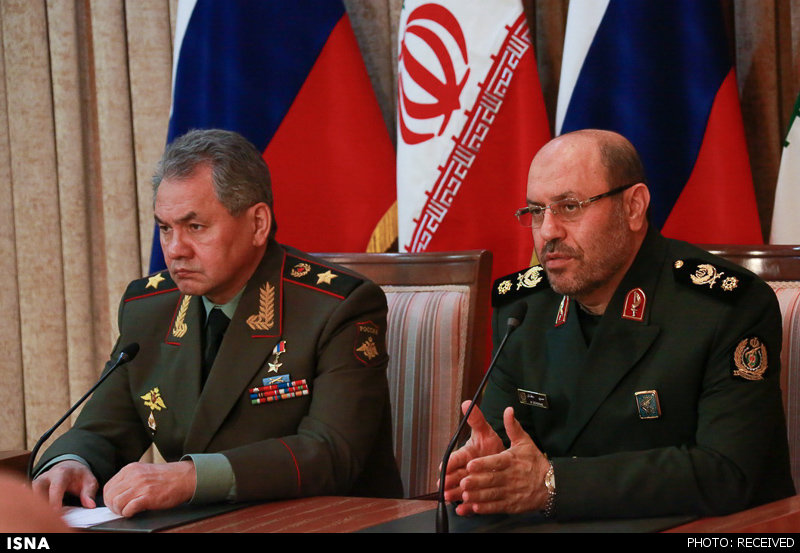 Iranian Defense Minister Brigadier-General Hossein Dehqan and his Russian counterpart Sergey Shoigu (archive)