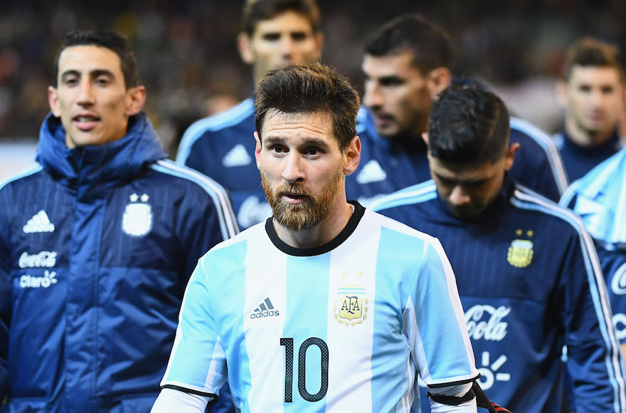 MELBOURNE, AUSTRALIA - JUNE 09: Lionel Messi of Argentina leaves the field during the Brazil Global Tour match between Brazil and Argentina at Melbourne Cricket Ground on June 9, 2017 in Melbourne, Australia. (Photo by Quinn Rooney/Getty Images)