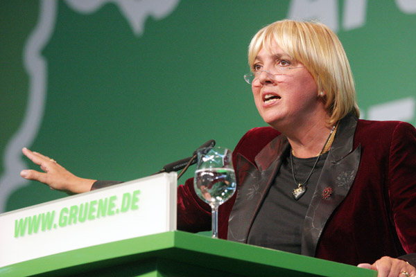 Die Sonder BDK zum Bundeswehreinsatz in Afghanistan, welche in der Lokhalle in Gttingen stattfand wurde von der Basis eingefordert ... Claudia Roth sprach fr den BuVo aber versuchte auch zwischen BuVo und Basis zu vermitteln