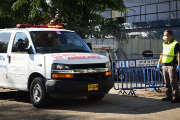 An Israeli man (unseen) who returned from Italy and tested positive for coronavirus arrives to Tel HaShomer Hospital which was converted to receive coronavirus patients, February 27, 2020. Photo by Flash90 *** Local Caption *** קורונה
וירוס
לעצור
עצירה
בית חולים
קליטה
חולים
שיבא
תל השומר