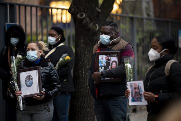 Nurses and healthcare workers mourn and remember their colleagues who died during the outbreak of the novel coronavirus (which causes COVID-19) during a demonstration outside Mount Sinai Hospital in Manhattan on April 10, 2020 in New York City. - The global coronavirus death toll topped 100,000 on April 10 as Easter celebrations around the world kicked off in near-empty churches with billions of people stuck indoors to halt the pandemic's deadly worldwide march. (Photo by Johannes EISELE / AFP)