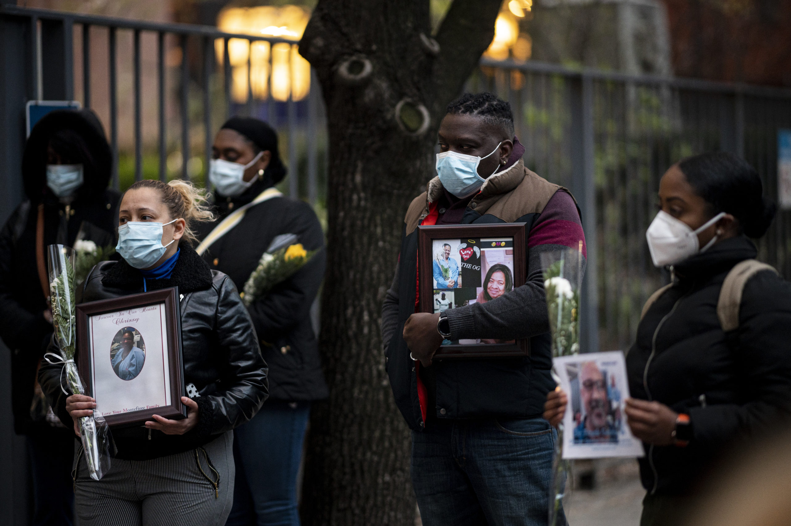 Nurses and healthcare workers mourn and remember their colleagues who died during the outbreak of the novel coronavirus (which causes COVID-19) during a demonstration outside Mount Sinai Hospital in Manhattan on April 10, 2020 in New York City. - The global coronavirus death toll topped 100,000 on April 10 as Easter celebrations around the world kicked off in near-empty churches with billions of people stuck indoors to halt the pandemic's deadly worldwide march. (Photo by Johannes EISELE / AFP)