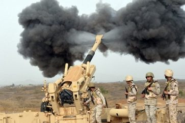 Saudi army artillery fire shells towards Yemen from a post close to the Saudi-Yemeni border, in southwestern Saudi Arabia, on April 13, 2015 . Saudi Arabia is leading a coalition of several Arab countries which since March 26 has carried out air strikes against the Shiite Huthis rebels, who overran the capital Sanaa in September and have expanded to other parts of Yemen. AFP PHOTO / FAYEZ NURELDINE