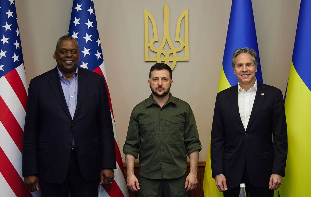 epa09907831 A handout photo made available by the Ukrainian Presidential Press Service on 25 April 2022 shows Ukrainian President Volodymyr Zelensky (C) posing for a photograph with US Secretary of State Antony Blinken (L) and US Secretary of Defense Lloyd Austin (R) during their meeting in Kyiv (Kiev), Ukraine, 24 April 2022. EPA-EFE/UKRAINIAN PRESIDENTIAL PRESS SERVICE HANDOUT -- MANDATORY CREDIT: UKRAINIAN PRESIDENTIAL PRESS SERVICE -- HANDOUT EDITORIAL USE ONLY/NO SALES