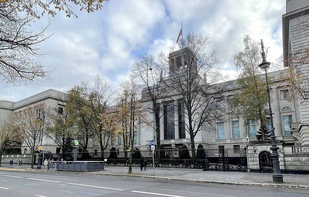 BERLIN, GERMANY NOVEMBER 5, 2021: A view of the Russian embassy. On 19 October 2021 a Russian diplomat was found dead outside the embassy. Vyacheslav Filippov/TASSÃåðìàíèÿ. Áåðëèí. Âèä íà çäàíèå ïîñîëüñòâà Ðîññèè â Ãåðìàíèè. 19 îêòÿáðÿ 2021 ãîäà ïåðåä çäàíèåì ïîñîëüñòâà íàøëè ìåðòâûì ðîññèéñêîãî äèïëîìàòà. Âÿ÷åñëàâ Ôèëèïïîâ/ÒÀÑÑ