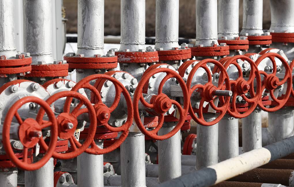 TATARSTAN, RUSSIA - APRIL 14, 2022: Valves at a cluster pumping station operated by Yamashneft (part of Tatneft), near Yamashi in the Almetyevsk District, Tatarstan. Tatneft produces oil and natural gas and manufactures refined oil and gas products and petrochemicals. Yegor Aleyev/TASSÐîññèÿ. Ðåñïóáëèêà Òàòàðñòàí. Êóñòîâàÿ íàñîñíàÿ ñòàíöèÿ (ÊÍÑ) íà íåôòåãàçîäîáûâàþùåì óïðàâëåíèè "ßìàøíåôòü" (âõîäèò â ñîñòàâ ÏÀÎ "Òàòíåôòü") â Àëüìåòüåâñêîì ðàéîíå îêîëî ßìàøèíñêîãî ñåëüñêîãî ïîñåëåíèÿ. Êîìïàíèÿ "Òàòíåôòü" çàíèìàåòñÿ äîáû÷åé íåôòè è ïðèðîäíîãî ãàçà, à òàêæå ïðîèçâîäñòâîì ïðîäóêòîâ íåôòåãàçîïåðåðàáîòêè è íåôòåõèìèè. Åãîð Àëååâ/ÒÀÑÑ