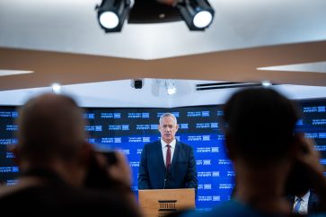 A faction meeting of National Unity Party at the Israel Democracy Institute in Jerusalem on August 23, 2022  in Jerusalem. Photo by Yonatan Sindel/Flash90 *** Local Caption *** שר המשפטים גדעון סער ושר הביטחון בני גנץ מקיימים מסיבת עיתונאים לפני ישיבת סיעה של כחול לבן התקווה חדשה
ישיבת סיעה
גדעון סער
בני גנץ
המחנה הממלכתי