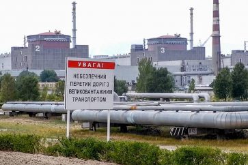 Óêðàèíà. Çàïîðîæñêàÿ îáëàñòü. Ýíåðãîäàð. Âèä íà Çàïîðîæñêóþ àòîìíóþ ýëåêòðîñòàíöèþ (ÀÝÑ). Ïî ñîîáùåíèÿì Ìèíîáîðîíû ÐÔ, 7 àâãóñòà â ðåçóëüòàòå îáñòðåëà ÂÑÓ áûëà ïîâðåæäåíà âûñîêîâîëüòíàÿ ëèíèÿ "Êàõîâñêàÿ", îáåñïå÷èâàâøàÿ ïîäà÷ó ýëåêòðîýíåðãèè â Çàïîðîæñêóþ è Õåðñîíñêóþ îáëàñòè. Íà Çàïîðîæñêîé ÀÝÑ ïðîèçîøåë ñêà÷îê íàïðÿæåíèÿ, âûçâàâøèé çàäûìëåíèå íà îòêðûòîì ðàñïðåäåëèòåëüíîì óñòðîéñòâå ñòàíöèè. Òàêæå ñðàáîòàëà ñèñòåìà çàùèòû, îòêëþ÷èâøàÿ ïîäà÷ó ýëåêòðîýíåðãèè. Ñíèìîê ñ âèäåî. Ìàêñèìàëüíî âîçìîæíîå êà÷åñòâî. Ïðåññ-ñëóæáà Ìèíîáîðîíû ÐÔ/ÒÀÑÑÏÐÅÄÎÑÒÀÂËÅÍÎ ÒÐÅÒÜÅÉ ÑÒÎÐÎÍÎÉ 8 ÀÂÃÓÑÒÀ 2022. ÒÎËÜÊÎ ÄËß ÐÅÄÀÊÖÈÎÍÍÎÃÎ ÈÑÏÎËÜÇÎÂÀÍÈß