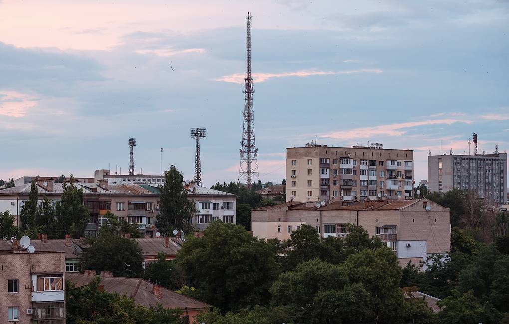KHERSON, UKRAINE - JULY 10, 2022: A view of Kherson's television tower. The Russian Armed Forces are carrying out a special military operation in Ukraine in response to requests from the leaders of the Donetsk People's Republic and Lugansk People's Republic for help. Sergei Bobylev/TASSÓêðàèíà. Õåðñîí. Âèä íà òåëåâèçèîííóþ áàøíþ ãîðîäà. Â îòâåò íà îáðàùåíèå ðóêîâîäèòåëåé ðåñïóáëèê Äîíáàññà ñ ïðîñüáîé î ïîìîùè Âîîðóæåííûå ñèëû ÐÔ ïðîâîäÿò ñïåöèàëüíóþ âîåííóþ îïåðàöèþ íà Óêðàèíå. Ñåðãåé Áîáûëåâ/ÒÀÑÑ