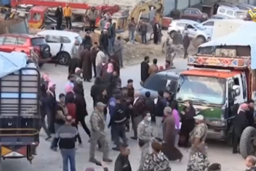 Syrian refugees gathering at Al-Zamarani Crossing