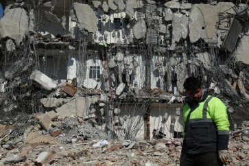 © Reuters. A rescuer walks past by a damaged building, in the aftermath of the deadly earthquake in Adiyaman, Turkey February 11, 2023. REUTERS/Sertac Kayar