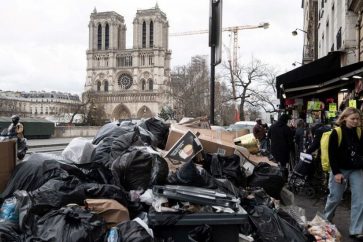 Half of the districts of Paris have been hit by the refuse collectors' strike