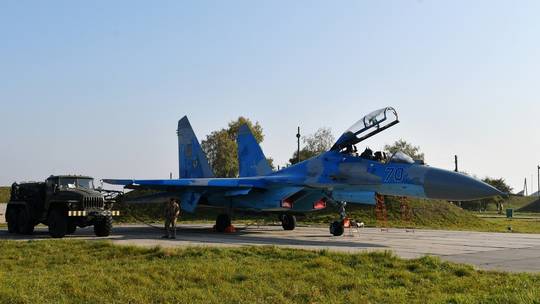 FILE PHOTO: Ukrainian Su-27 UB fighter jet at a military airbase in the town of Starokostyantynov. © AFP / Genya Savilov
