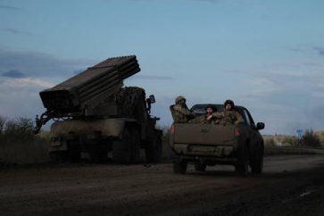 Ukraine lacks weapons to launch counteroffensive – Zelensky’s aide
Ukrainian soldiers drive past a Grad multiple rocket launcher. ©  AFP / Sergey Shestak