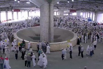 Hajj pilgrims stoning devil