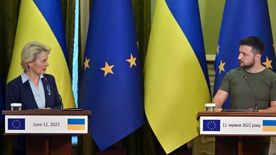 Ukrainian President Vladimir Zelensky (R) and European Commission President Ursula von der Leyen make statements following talks in Kiev, Ukraine, June 11, 2022 © AFP / Sergei Supinsky