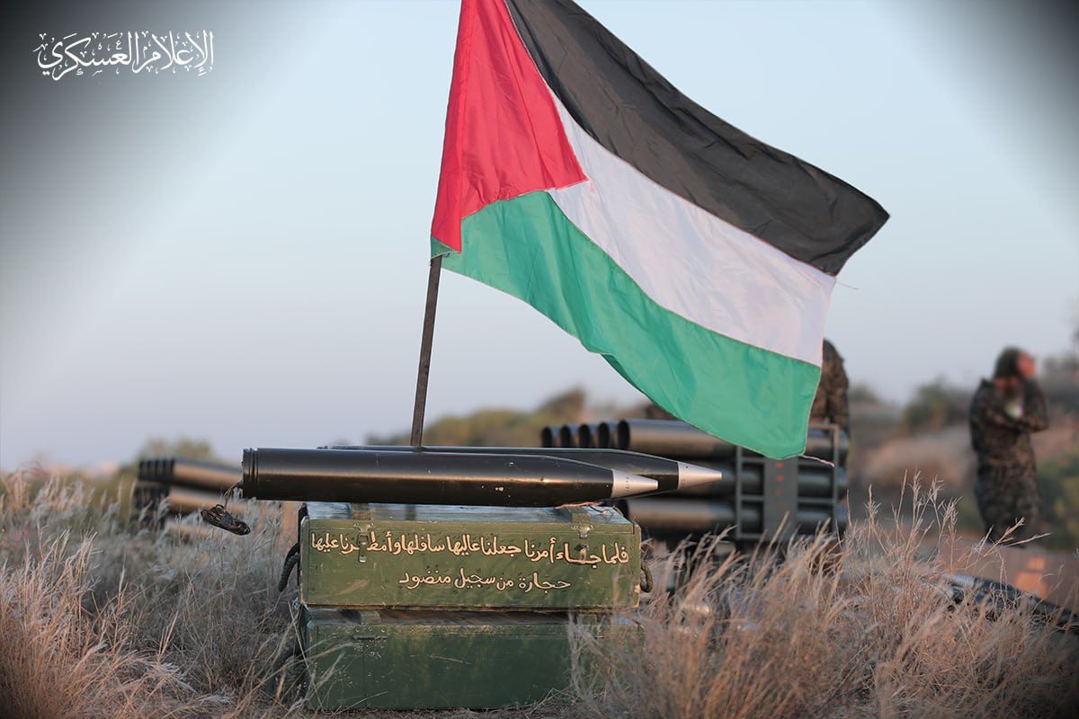 Palestinian resistance fighters near a rocket launcher in Gaza (photo from archive).