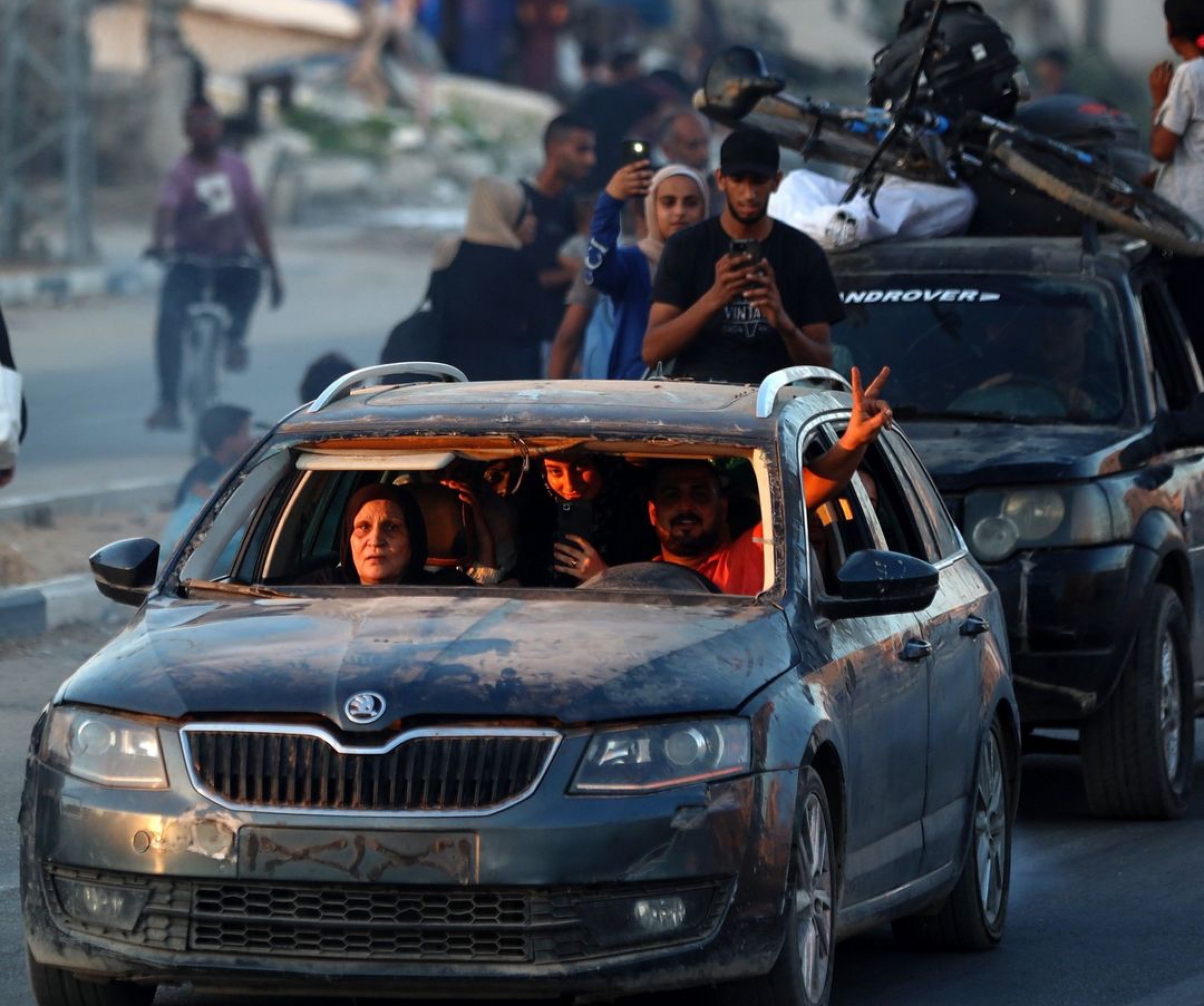 Despite tragedy, Palestinian shows victory sign as he leaves l-Al-Bureij refugee camp towards the west, after the Israeli occupation army issued a new evacuation order (Sunday, July 28, 2024).
