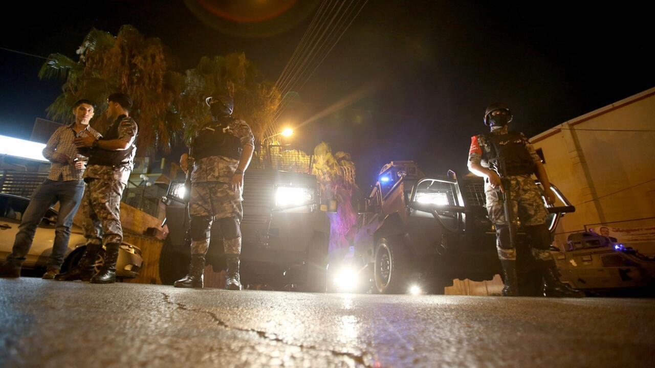 Security forces stand guard outside the Israeli embassy in the residential Rabiyeh neighbourhood of the Jordanian capital Amman following an 'incident' on July 23, 2017.
A Jordanian was killed and an Israeli seriously wounded at the Jewish state's embassy in Amman, a security source said. Israel and Jordan are bound by a 1994 peace treaty, but tensions have been high in recent days after Israel security measures at a highly sensitive holy site in annexed east Jerusalem. / AFP PHOTO / khalil mazraawi