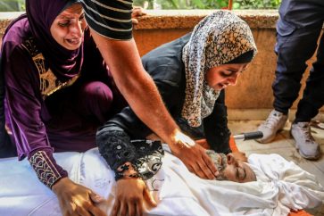 KHAN YUNIS, GAZA - SEPTEMBER 07: (EDITORS NOTE: Image depicts death) Relatives of the Palestinians who died as a result of Israeli attacks on Khan Yunis, mourn by hugging the dead bodies as the dead bodies brought to the Nasser Hospital in Khan Yunis, Gaza on September 07, 2024. It was reported that there were deaths and injuries in the attack carried out by the Israeli army. ( Abed Rahim Khatib - Anadolu Agency )