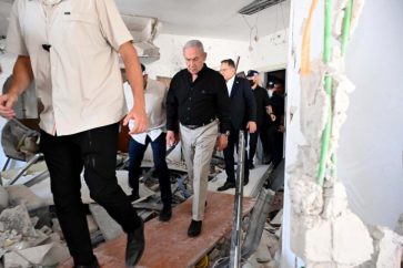 Netanyahu inspecting destruction Bet Yam