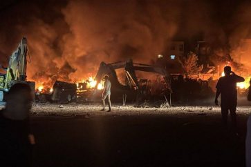 Israeli aggression targets a hangar for restoring bulldozers in Ansariyeh, South Lebanon