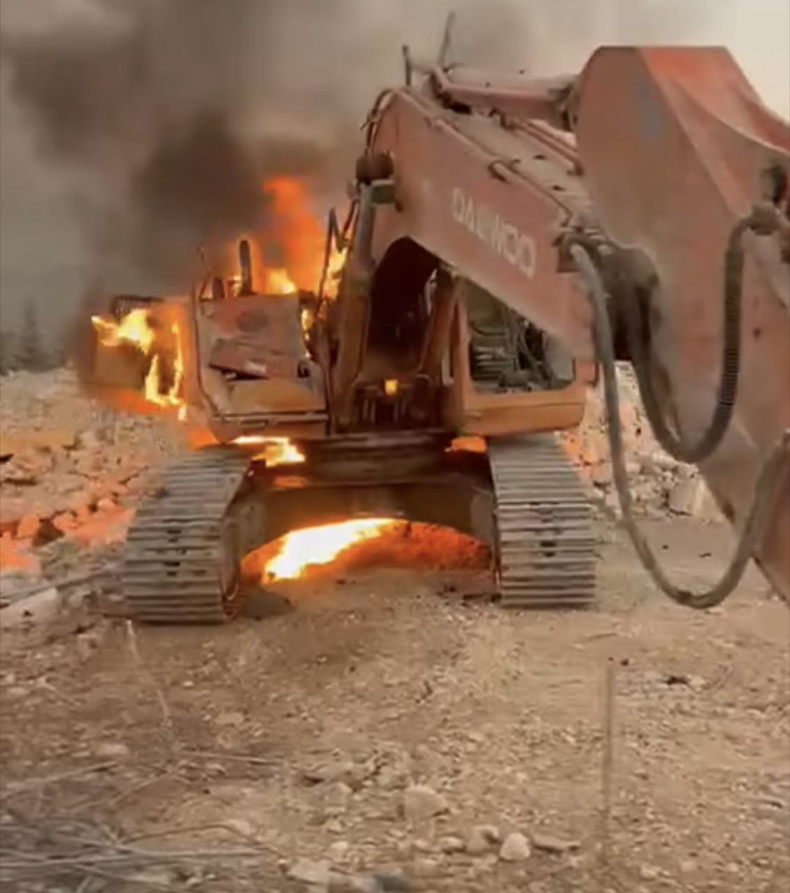 Israeli drone targets and burns an excavator in Rab Al-Tlateen border town, South Lebanon